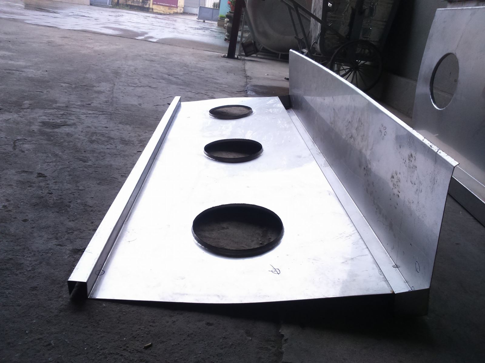 Bàn bếp công nghiệp bằng inox